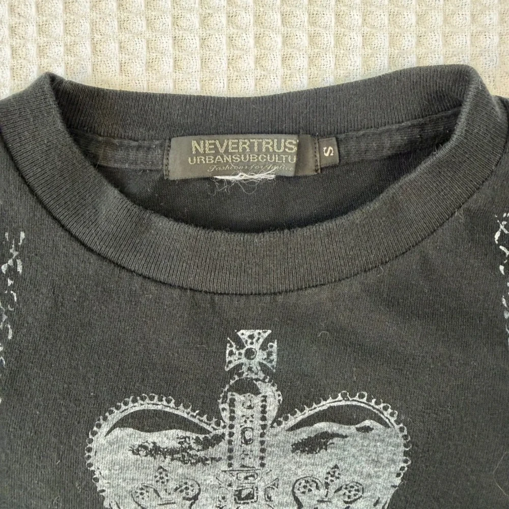 Nevertrust Urban Subculture Skull Crown Pay Me Graphic T-Shirt Black Small - Picture 3 of 5